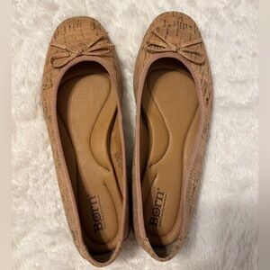 Born flats with bow. Size 8. Barely worn. Great condition!
